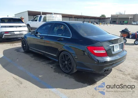 2013 Mercedes-Benz C 250 Sport z USA, uszkodzony, nr VIN WDDGF4HB7DA806370